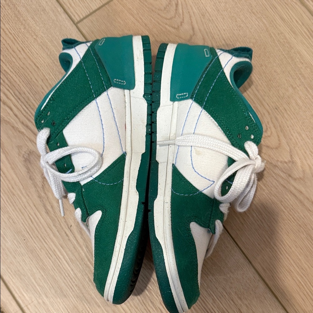 Nike Dunks in Green and White - Picture 3 of 4